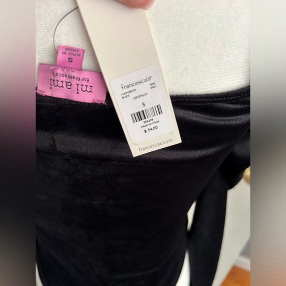 NWT Francesca’s size s faux velvet black body suit with puff sleeve - Picture 5 of 12